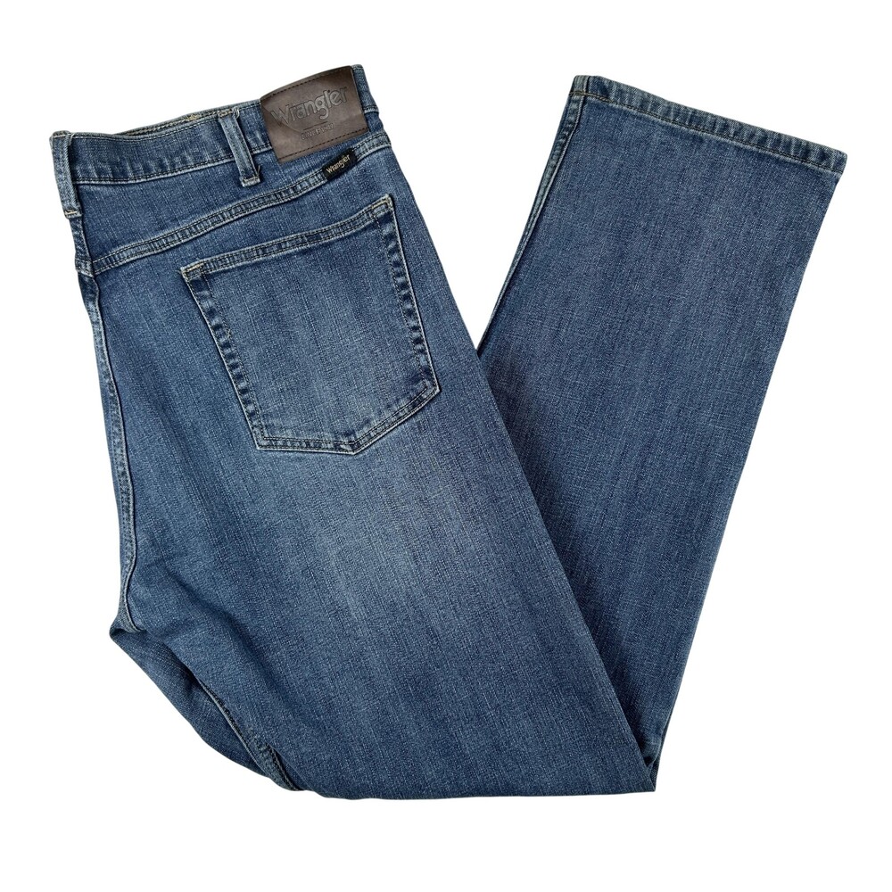 Wrangler Jeans Mens 38x31 Medium Wash Blue Denim Regular Straight Zip Fly